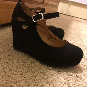 Black wedges